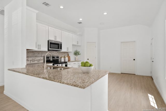 1032 Blueridge Dr, Canyon Lake, TX 78133