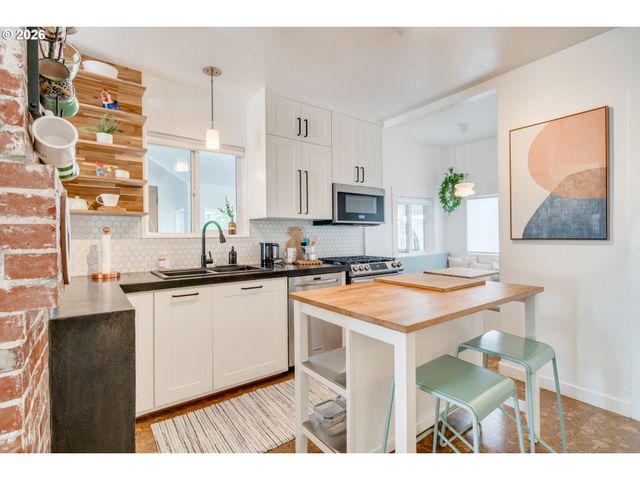 6204 Ne WILLOW St, Portland, OR 97213