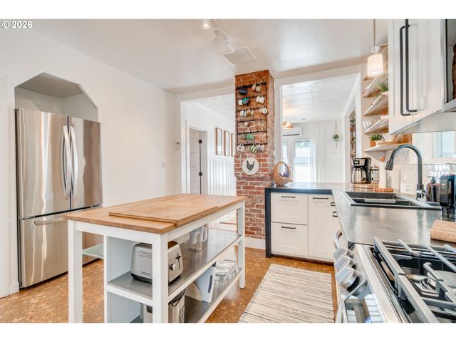 6204 Ne WILLOW St, Portland, OR 97213