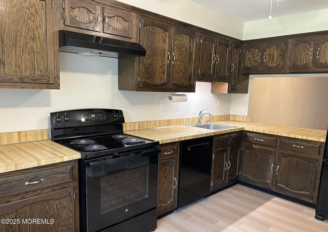 211 Covered Bridge Boulevard B, Englishtown, NJ 07726