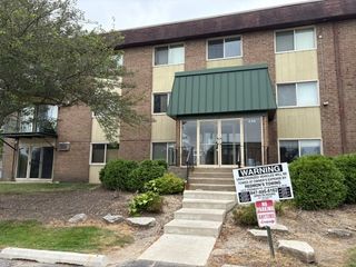 230 Springhill Drive 103, Roselle, IL 60172