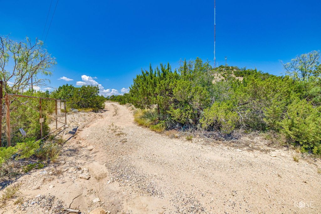 Image 10 of property listing at 2554 Winger Road, San Angelo, TX 76904