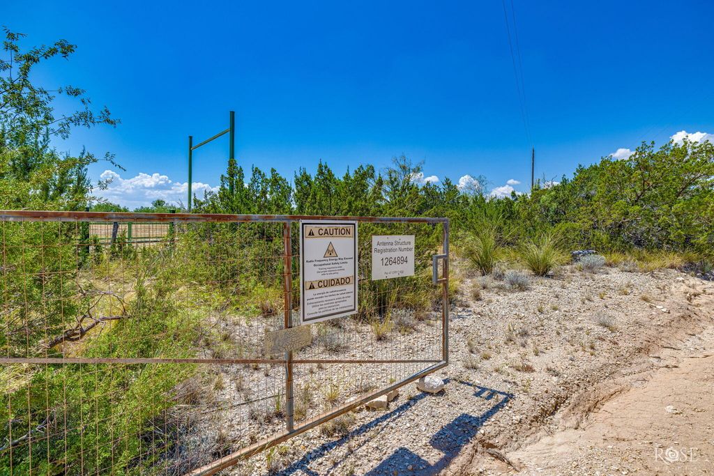 Image 13 of property listing at 2554 Winger Road, San Angelo, TX 76904