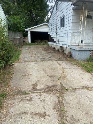 2465 Court St, Flint, MI 48503