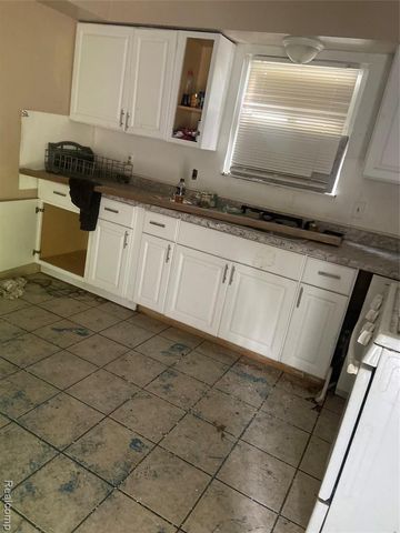 2465 Court St, Flint, MI 48503