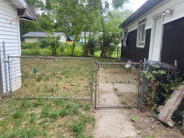 2465 Court St, Flint, MI 48503