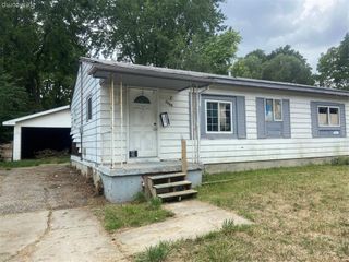 2465 Court St, Flint, MI 48503