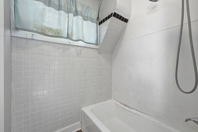 425 W 16th Street, Davenport, IA 52806