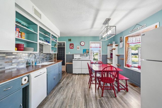 W272N2593 Apple Tree LANE, Pewaukee, WI 53072