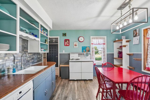 W272N2593 Apple Tree LANE, Pewaukee, WI 53072