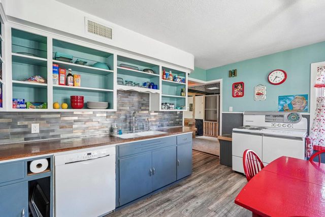 W272N2593 Apple Tree LANE, Pewaukee, WI 53072