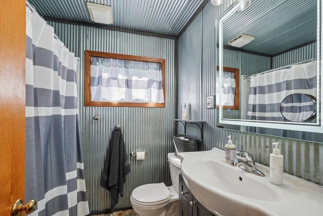 W272N2593 Apple Tree LANE, Pewaukee, WI 53072