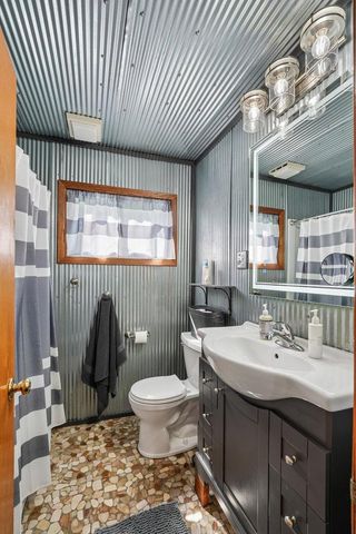 W272N2593 Apple Tree LANE, Pewaukee, WI 53072