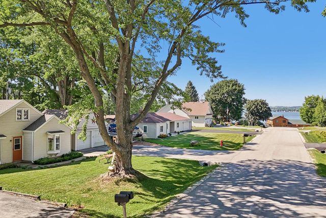 W272N2593 Apple Tree LANE, Pewaukee, WI 53072