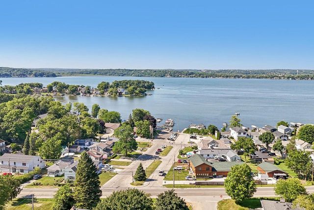 W272N2593 Apple Tree LANE, Pewaukee, WI 53072