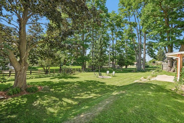 W272N2593 Apple Tree LANE, Pewaukee, WI 53072