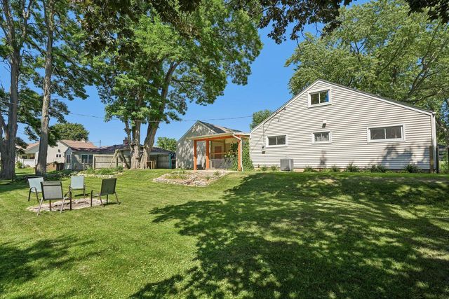 W272N2593 Apple Tree LANE, Pewaukee, WI 53072