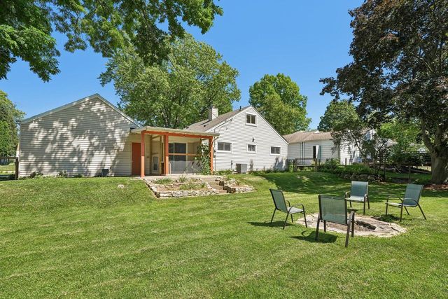 W272N2593 Apple Tree LANE, Pewaukee, WI 53072