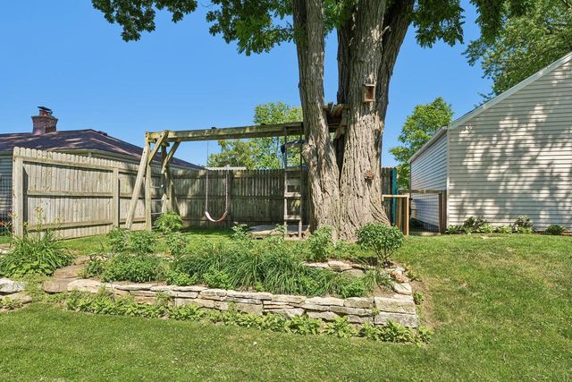 W272N2593 Apple Tree LANE, Pewaukee, WI 53072