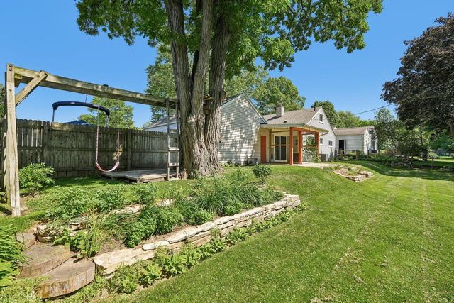 W272N2593 Apple Tree LANE, Pewaukee, WI 53072