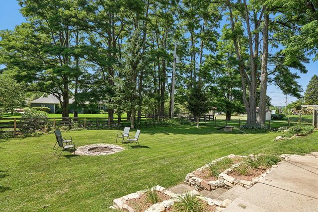 W272N2593 Apple Tree LANE, Pewaukee, WI 53072