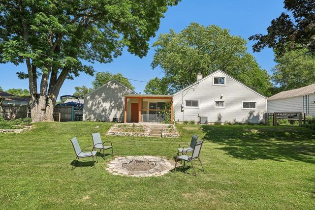 W272N2593 Apple Tree LANE, Pewaukee, WI 53072