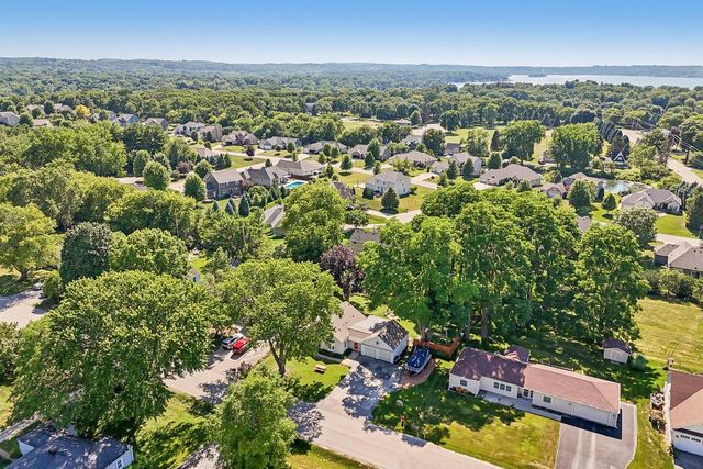W272N2593 Apple Tree LANE, Pewaukee, WI 53072