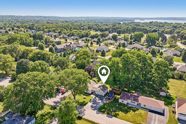 W272N2593 Apple Tree LANE, Pewaukee, WI 53072