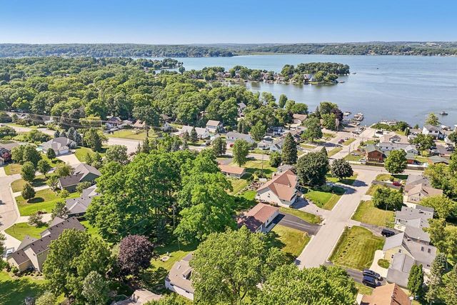 W272N2593 Apple Tree LANE, Pewaukee, WI 53072