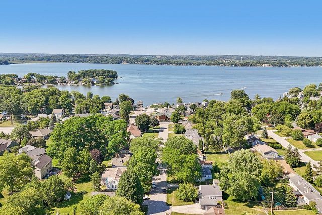 W272N2593 Apple Tree LANE, Pewaukee, WI 53072