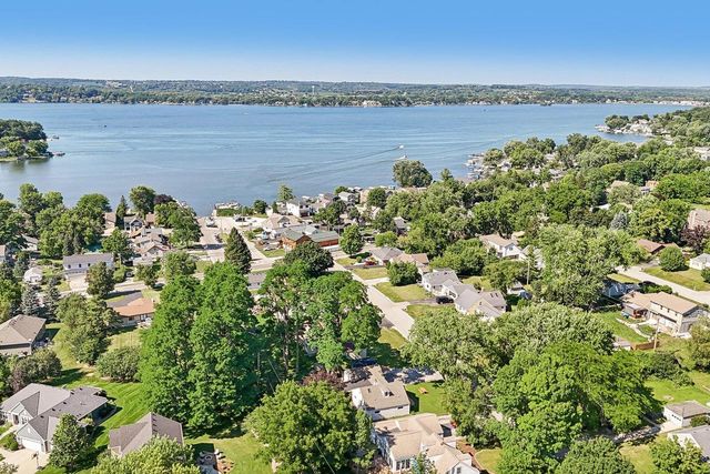 W272N2593 Apple Tree LANE, Pewaukee, WI 53072