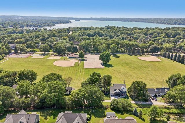 W272N2593 Apple Tree LANE, Pewaukee, WI 53072