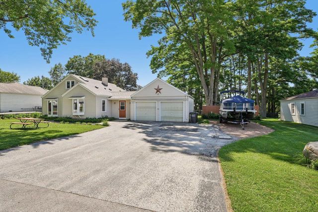 W272N2593 Apple Tree LANE, Pewaukee, WI 53072