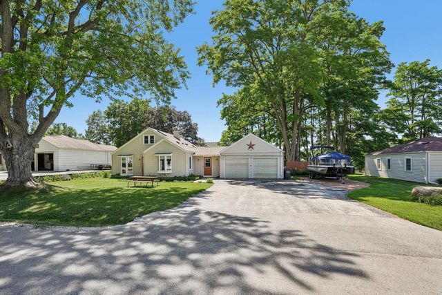 W272N2593 Apple Tree LANE, Pewaukee, WI 53072