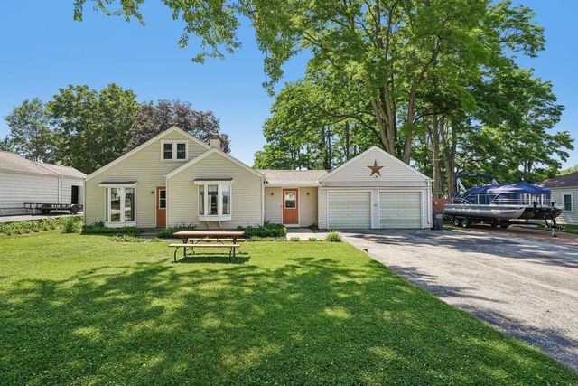 W272N2593 Apple Tree LANE, Pewaukee, WI 53072