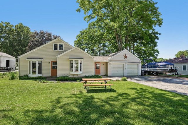 W272N2593 Apple Tree LANE, Pewaukee, WI 53072