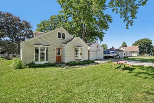 W272N2593 Apple Tree LANE, Pewaukee, WI 53072