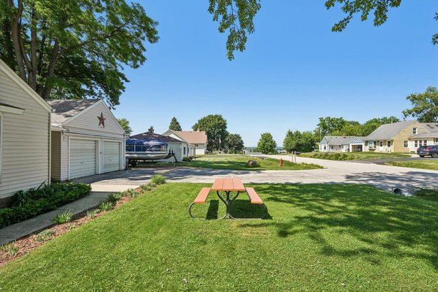 W272N2593 Apple Tree LANE, Pewaukee, WI 53072