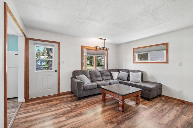 W272N2593 Apple Tree LANE, Pewaukee, WI 53072