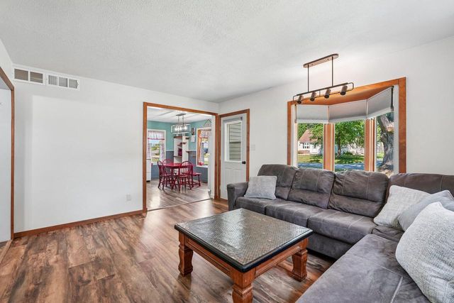 W272N2593 Apple Tree LANE, Pewaukee, WI 53072