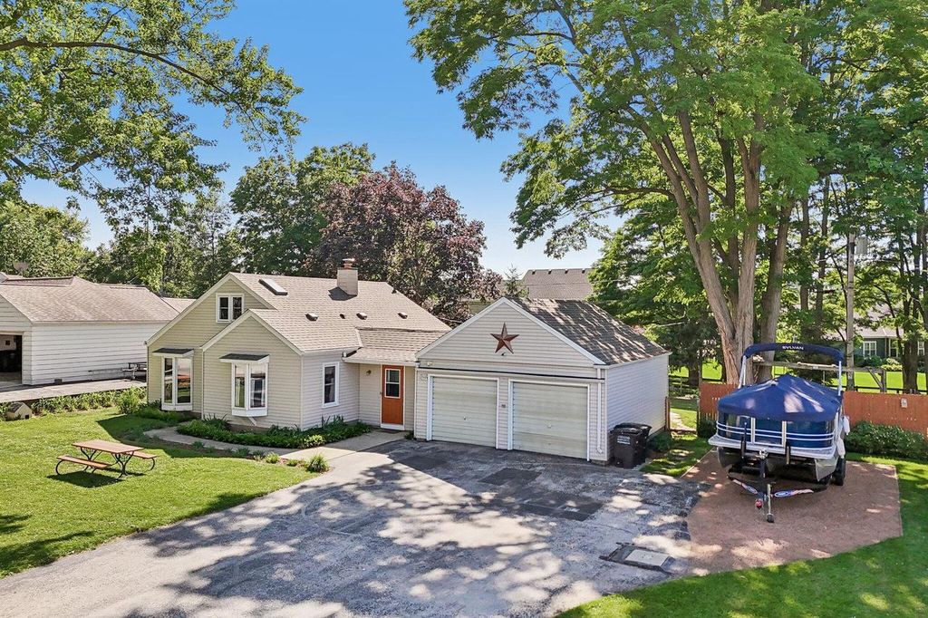 W272N2593 Apple Tree LANE, Pewaukee, WI 53072