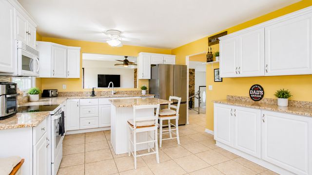 3006 S ELDER Lane, Holiday Hills, IL 60051