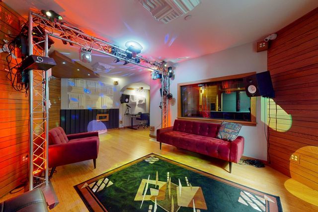 5670 Brentwood Drive, Hoffman Estates, IL 60192