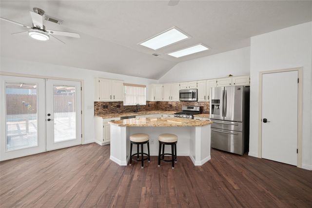 16014 Surrey Woods Drive, Friendswood, TX 77546