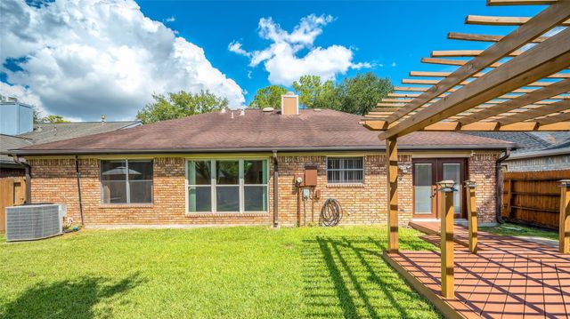 16014 Surrey Woods Drive, Friendswood, TX 77546