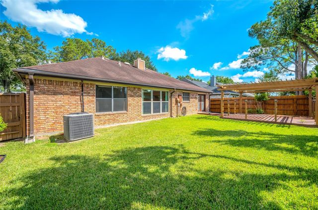 16014 Surrey Woods Drive, Friendswood, TX 77546