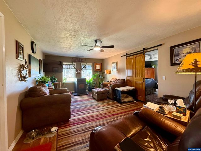 39340 Shelburn Dr, Scio, OR 97374