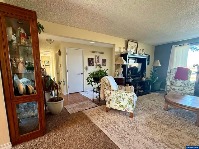 39340 Shelburn Dr, Scio, OR 97374