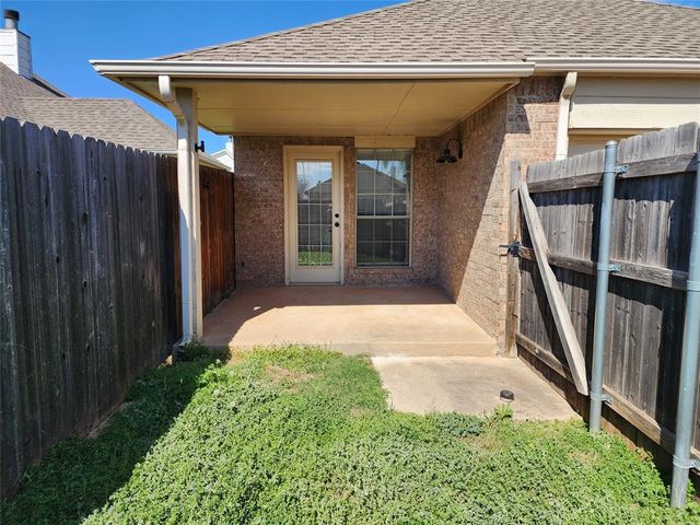 1004 SW 23rd Street, Moore, OK 73170