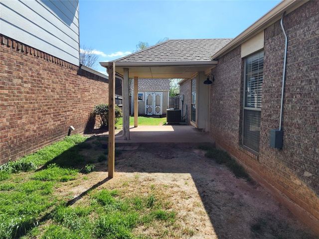 1004 SW 23rd Street, Moore, OK 73170